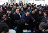 충남 서천 화재 현장 방문해 피해 입은 시장 상인 위로하고 격려