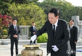 윤석열 대통령, 제64주년 '4·19혁명' 기념 조조참배