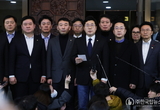 민주 "尹대통령 즉각 퇴진하지 않으면 탄핵 절차 돌입"
