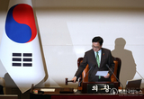 탄핵심판 '검사 역할' 정청래 법사위원장, 헌재에 원본 전달
