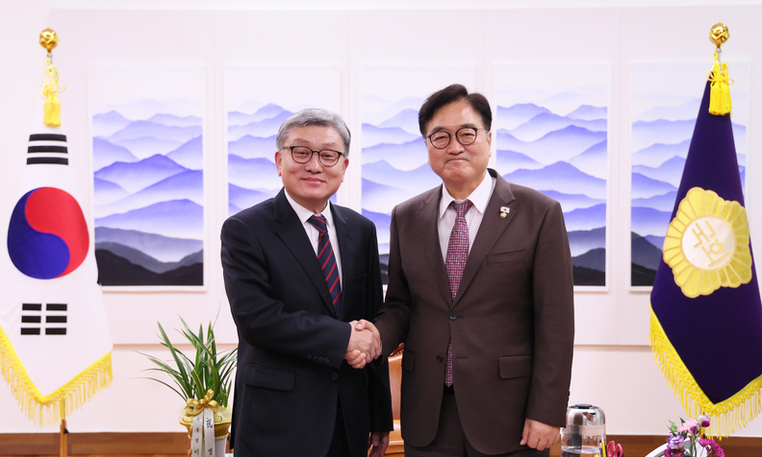 우원식 의장, 신형식 주교황청 대사 접견