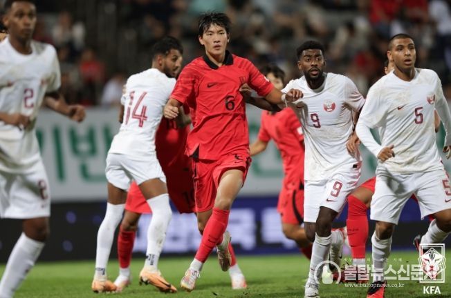 조위제(가운데)가 세트피스 상황에서 상대와 경합하고 있다.