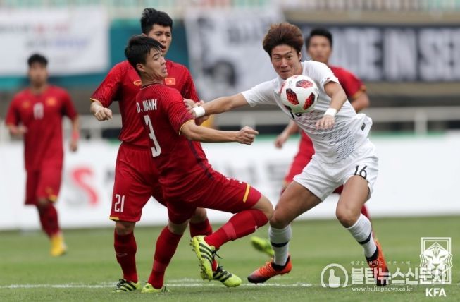 2018년 자카르타-팔렘방 아시안게임 4강전에서 황의조가 베트남 선수와 볼경합을 벌이고 있다. 이 경기는 U-23 대표팀간 맞대결이며 한국이 3-1로 이겼다.