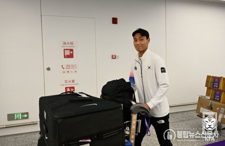 백승호가 16일 중국 항저우 공항에 도착해 이동하고 있다.