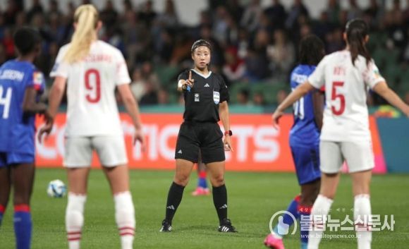 아이티-덴마크전에 주심으로 나선 오현정 심판의 모습.