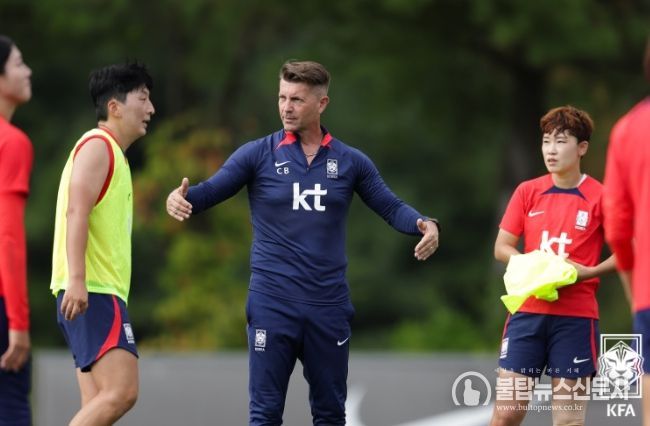 아시안게임을 앞둔 15일 파주NFC에서 열린 공개훈련을 진행하고 있는 콜린 벨 여자 대표팀 감독.