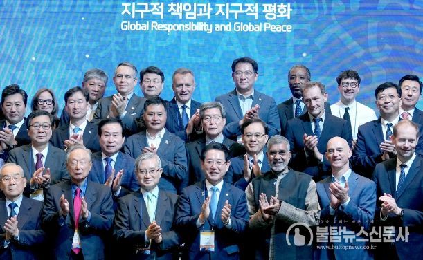 ‘2023 김대중평화회의’ 개회식이 5일 신안 씨원리조트에서 열린 가운데 김영록 전라남도지사가 외교사절 및 내빈 등 참석자들과 기념촬영을 하고 있다.