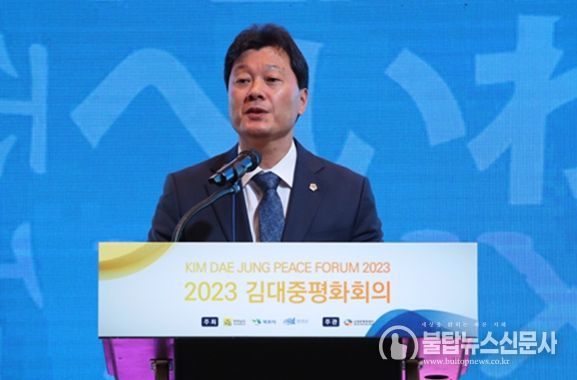 5일 2023 김대중 평화회의 개회식에 참석한 서동욱 의장이 축사를 하고 있다.