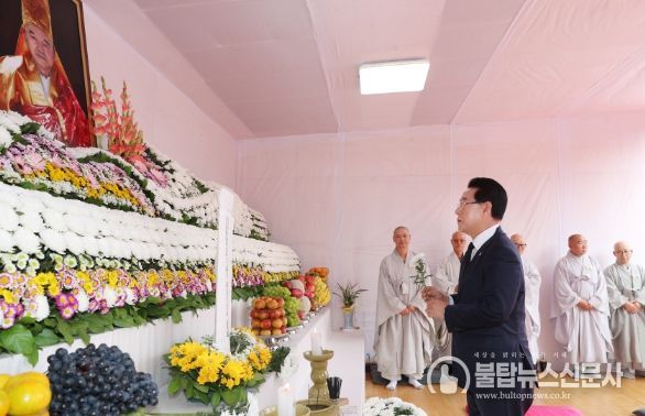 김영록 전라남도지사가 6일 오후 순천 승주읍 선암사에 마련된 지허 스님 분향소를 찾아 헌화하고 있다.