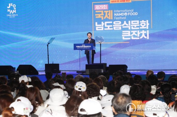 김영록 전라남도지사가 6일 오후 여수세계박람회장에서 남도의 맛! 세계를 잇다!를 주제로 열린 제29회 국제남도음식문화큰잔치 개막식에서 기념사를 하고 있다.