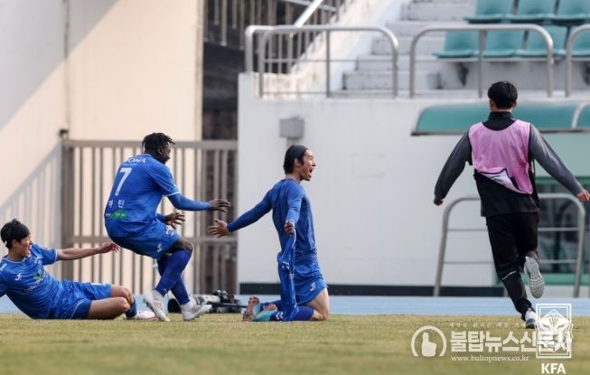 평창 정진엽(가운데)이 지난 3월 열린 2023 하나원큐 FA컵 1라운드 김해시청과의 경기에서 골을 넣은 뒤 세리머니를 하고 있다.