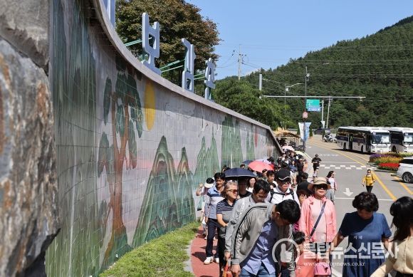 행사장으로줄지어들어오고있는관람객