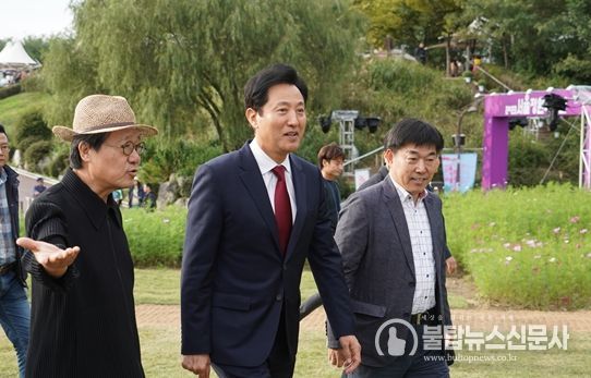 6일(금) 마포구 월드컵공원 내 하늘공원을 방문한 오세훈 서울시장(사진 가운데)이 관계자의 안내에 따라 '2023 서울정원박람회' 현장을 관람하고 있다.