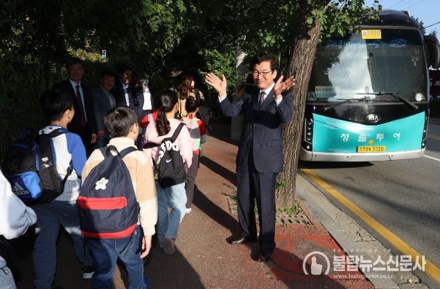 직지초등학교 현장체험학습 인솔교사, 학생 격려