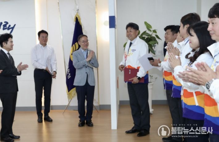 김대중 교육감과‘104회 전국체육대회’기획단 관계자들이 대회 성공 개최를 기원하며 박수를 치고 있다.