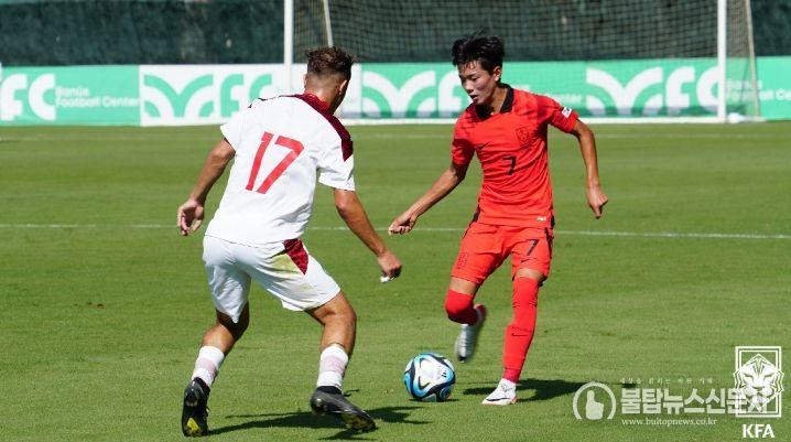 진태호가 모로코 수비를 상대로 돌파를 시도하고 있다.