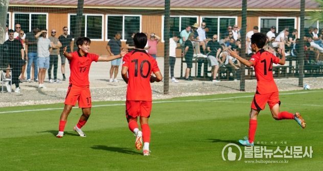 윤도영(17번)이 벨기에와의 경기에서 골을 넣은 뒤 백인우(10번), 황은총(14번)과 기뻐하고 있다.