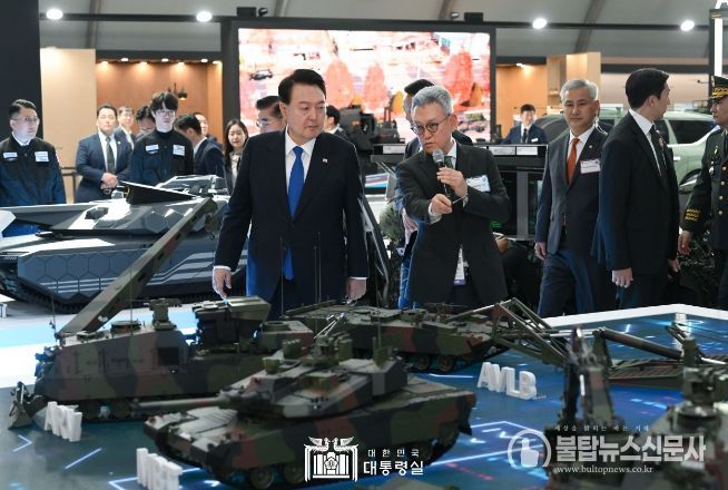 10월 17일 윤석열 대통령은 서울 ADEX 2023 개막식에 참석했다.