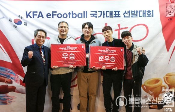 김육식과 코라드(우승)와 Again2017(준우승)이 함께 기념 사진을 찍고 있다.