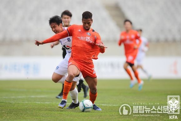 화성FC 샌디가 지난 4월에 열린 양주시민과의 경기에서 볼 경합을 펼치고 있다.