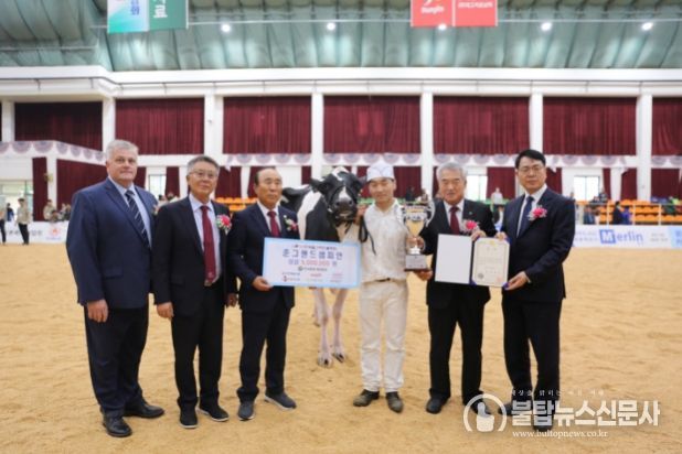 제23회 2023한국홀스타인 품평회에서 경기도 젖소가 준그랜드챔피언인 국무총리상 수상