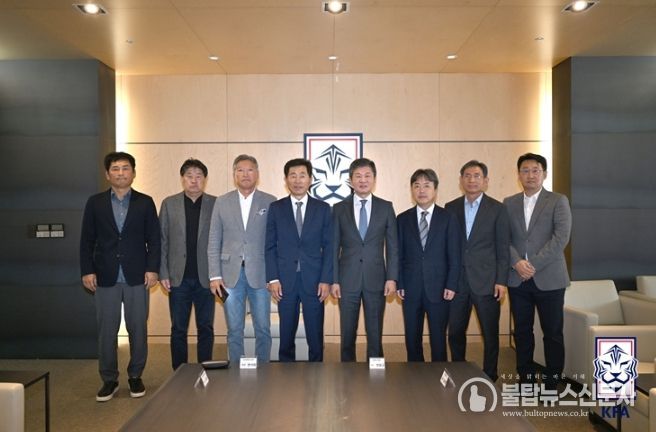 정몽규 대한축구협회장(오른쪽에서 네번째)과 대학축구연맹 관계자 및 지도자들이 24일 축구회관에서 올해 세차례에 걸친 대학축구상생 협의결과를 공유하는 자리를 가졌다.