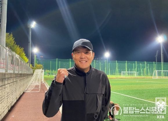 윤신영 통영고 감독대행이 25일 고등리그 경기를 마친 후 기념촬영에 응하고 있다.