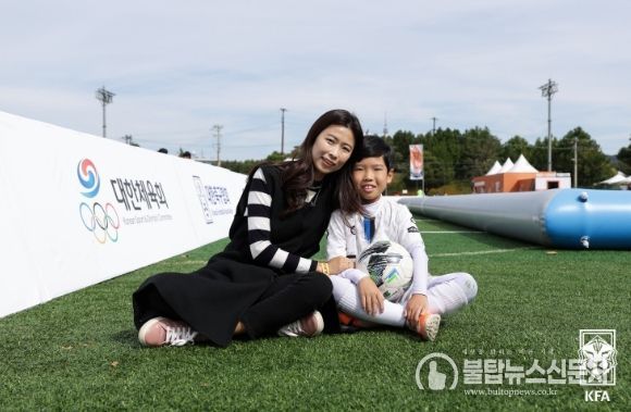 엄마와 함께 다정한 포즈를 취하고 있는 장민준의 모습.