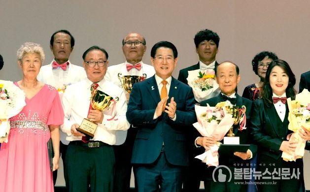 김영록 전라남도지사가 26일 도청 김대중강당에서 개최된 ‘제7회 전라남도 시니어 합창 경연대회’에서 최우팀 등 입상자들에게 시상을 하고 기념촬영을 하고 있다.