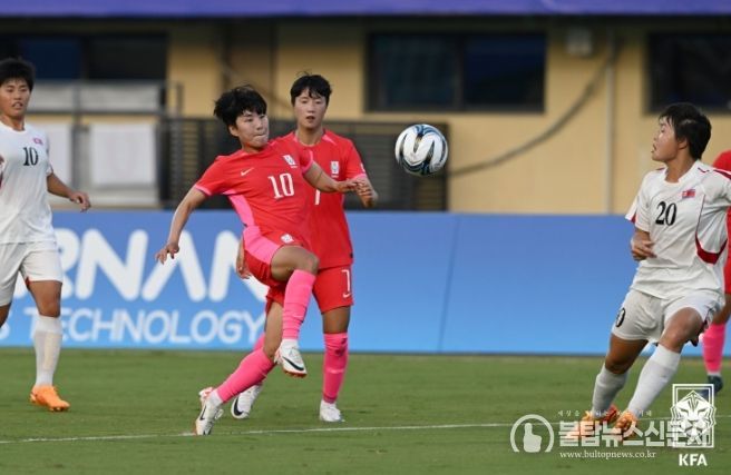 지난달 열린 아시안게임 북한과의 8강전에서 볼을 다루고 있는 지소연의 모습.