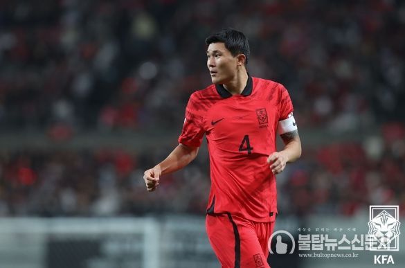 지난 10월 튀니지와의 친선경기에서 주장 완장을 차고 활약한 김민재의 모습.