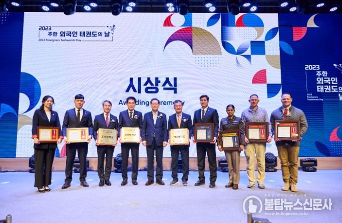 최우수 여단, 우수대대, 우수대학교 및 최우수 사범이 전갑길 이사장으로부터 상패를 받았다.