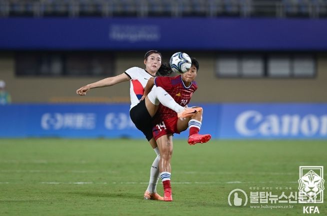 심서연이 지난 항저우 아시안게임 필리핀전에서 볼 경합을 하고 있다.