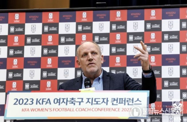 미하엘 뮐러 KFA 전력강화위원장이 2023 호주/뉴질랜드 여자월드컵에서 나타난 전술 경향을 설명하고 있다.