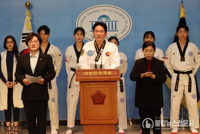 11월8일 국회 소통관에서 열린 기자회견에서 이동섭 국기원장(가운데)이 호소문을 발표하고 있다.