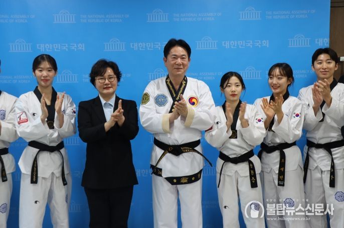 이동섭 국기원장과 조수진 국회의원이 2030 세계박람회 부산 유치 염원을 담아 기자회견을 개최했다.