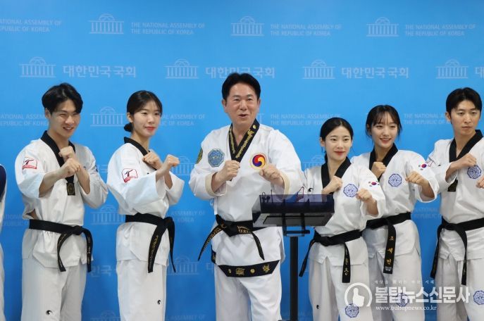 이동섭 국기원장과 국기원 태권도시범단이 기자회견 후 기념촬영을 했다.