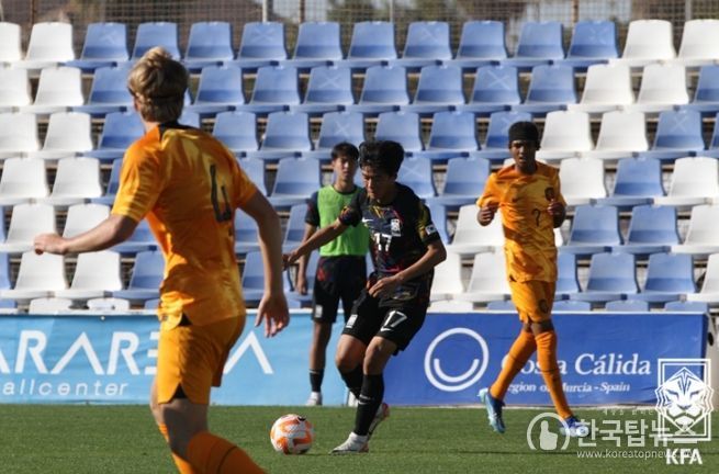 U-16 대표팀이 스페인 무르시아 전지훈련에서 네덜란드 U-16 대표팀과 경기를 가졌다. 사진은 이윤환이 슈팅을 시도하는 모습.