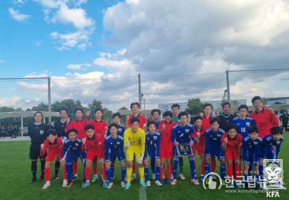 17일 일본 오사카에서 열린 한일교류전 2차전을 마친 후 양국 선수단이 함께 기념촬영하고 있다.