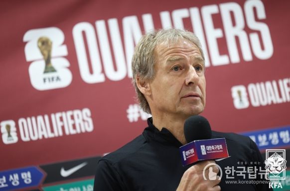 지난 16일 싱가포르와의 경기 전 사전 인터뷰에 임하고 있는 클린스만 감독의 모습.