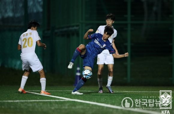 2023 전국중등축구리그 왕중왕전 결승은 FC서울U15와 수원삼성U15의 대진이 만들어졌다. 사진은 지난 8월 K리그 유스 챔피언십 4강에서 양 팀이 붙었던 장면.