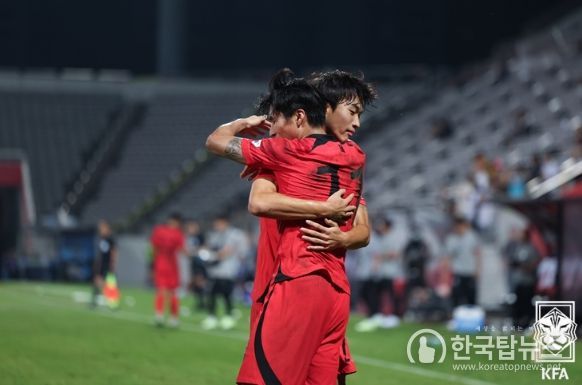 지난 9월 AFC U-23 아시안컵 예선 미얀마와의 경기에서 전병관이 득점 후 정상빈(등번호 11)과 기쁨을 나누고 있다.