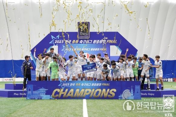 우승컵을 들어올리는 수원삼성U15.