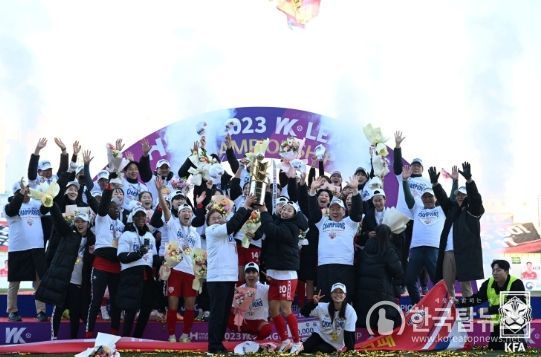 챔프전 역전 우승을 차지한 뒤 시상식에서 환호하고 있는 현대제철 선수단.