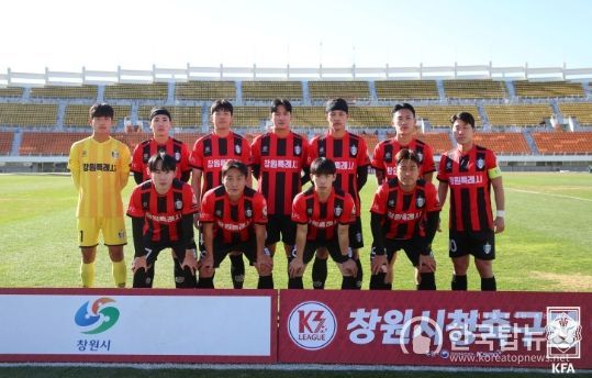 승강결정전에 선발 출전한 창원시청 11명의 모습.