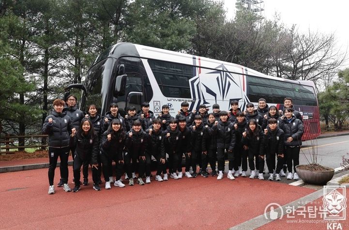 지난 27일 우즈베키스탄 출국 전 파주NFC에서 촬영한 여자 U-19 대표팀의 단체 사진.