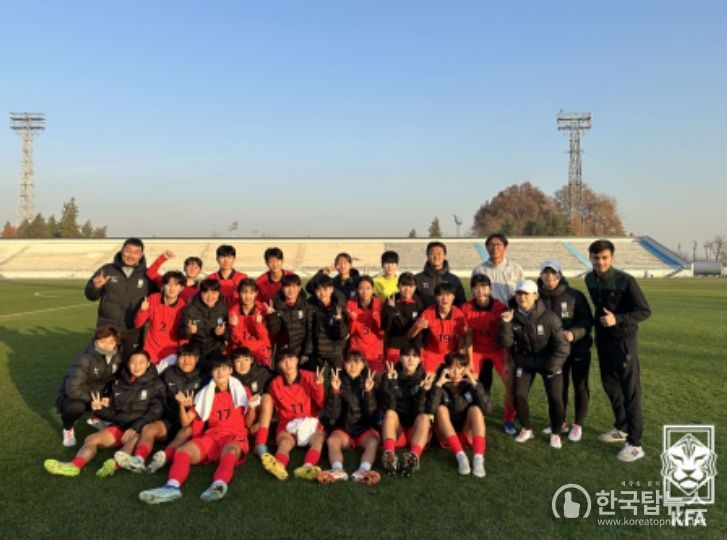 여자 U-19 대표팀이 우즈벡 U-19 대표팀과의 2차전 승리 후 환한 미소로 단체 사진에 임하고 있다.
