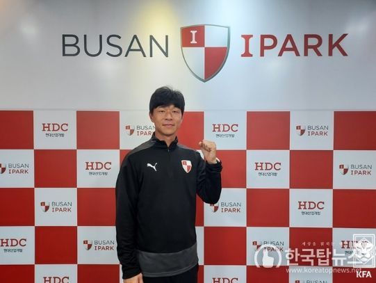 부산아이파크 퓨처스 김치곤 감독이 부산아이파크 클럽하우스에서 포즈를 취하고 있다.