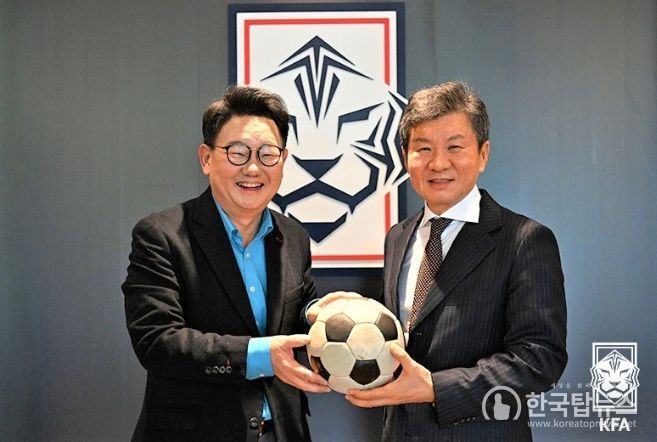 장원준(왼쪽) TV조선 부국장 겸 경제부장이 정몽규 대한축구협회장에게 제1회 박스컵 시축공을 전달하고 있다. 장원준 씨는 제1회 박스컵 시축공을 소장한 장덕진 전 대한축구협회장의 장남이다.