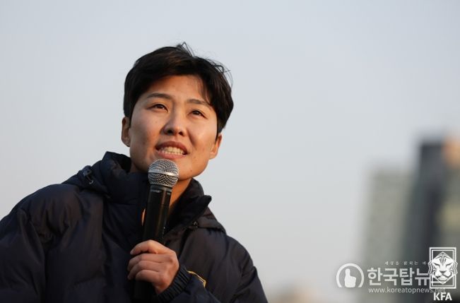 지소연이 2023 한국여자축구연맹 시상식에서 MF상과 도움상을 차지해 2관왕에 올랐다. 사진은 지난달 챔피언 결정전 1차전 후 관중인사에 나선 지소연의 모습.